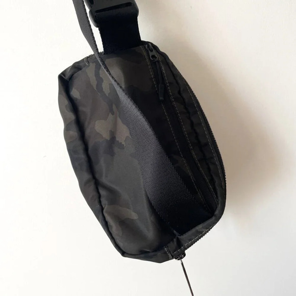 Lululemon Everywhere Belt Bag *1L Camo Green - Picture 6 of 7